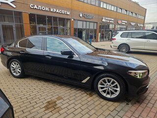 2018 BMW 5 серии 520i VII (G30/G31/G38), чёрный, 2650000 рублей, вид 2