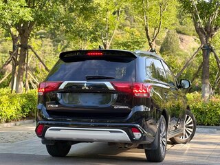 2022 Mitsubishi Outlander III Рестайлинг 3, чёрный, 1840000 рублей, вид 4