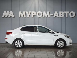 2015 Kia Rio III Рестайлинг, белый, 890000 рублей, вид 4