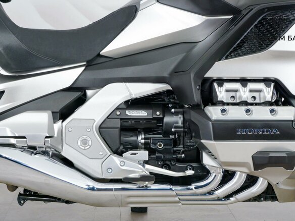 2024 Honda GL 1800 Gold Wing, серебристый, 3177000 рублей - вид 9