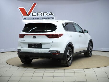 2020 Kia Sportage IV Рестайлинг, белый, 1890000 рублей, вид 5