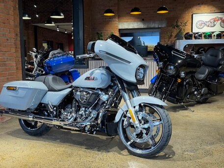2024 Harley-Davidson Street Glide, серый, 3950000 рублей, вид 3