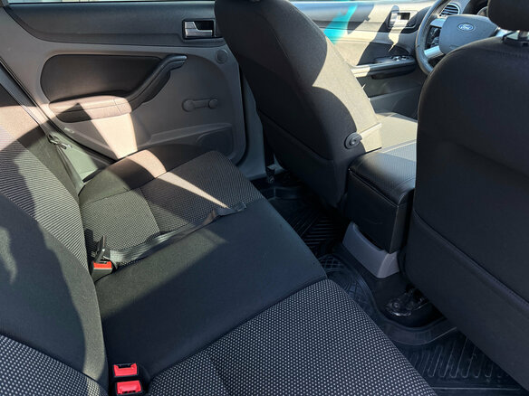 2011 Ford Focus II Рестайлинг, серебристый, 490000 рублей - вид 16