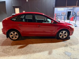 2010 Ford Focus II Рестайлинг, красный, 850000 рублей, вид 5