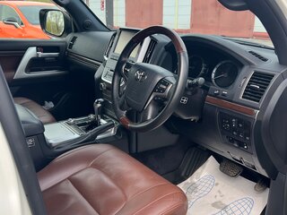 2018 Toyota Land Cruiser 200 Series Рестайлинг 2, белый, 8720000 рублей, вид 4