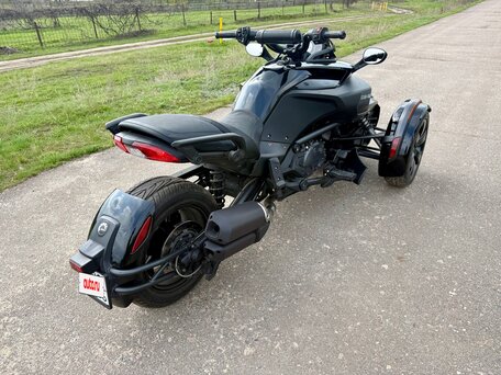 2018 BRP Can-Am Spyder, чёрный, 1600000 рублей, вид 3