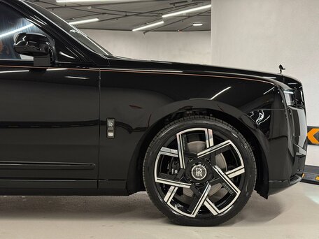 2026 Rolls-Royce Cullinan Black Badge I Рестайлинг (Series II), чёрный, 65000000 рублей, вид 5