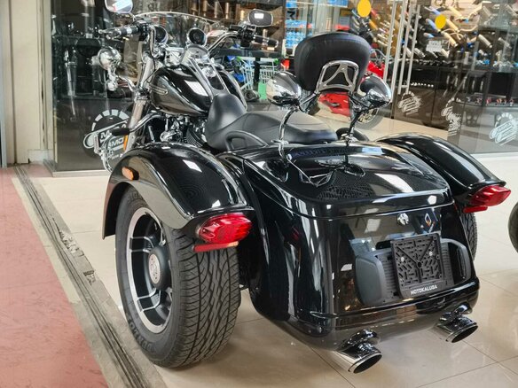 2019 Harley-Davidson Freewheeler, чёрный, 2800000 рублей - вид 2