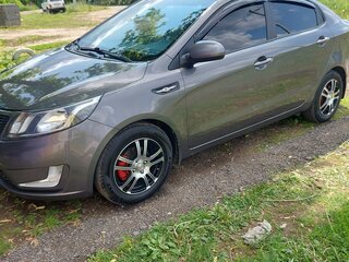 2014 Kia Rio 6-speed III, серый, 870000 рублей, вид 2