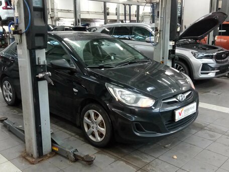 2013 Hyundai Solaris I, чёрный, 635000 рублей, вид 2