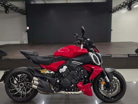 2022 Ducati Diavel V4, красный, 2249000 рублей, вид 1