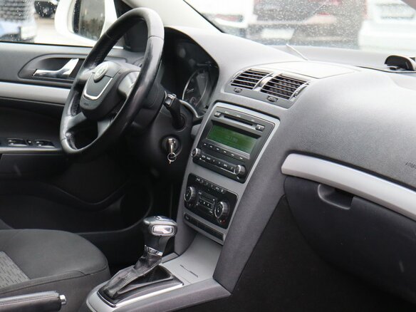2011 Skoda Octavia II (A5) Рестайлинг, белый, 690000 рублей - вид 13