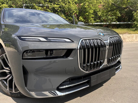 2025 BMW 7 серии 735i VII (G70), серый, 11970000 рублей, вид 5