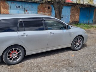 2004 Toyota Corolla Fielder IX (E120, E130) Рестайлинг, серебристый, 750000 рублей, вид 3