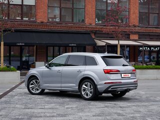 2021 Audi Q7 55 TFSI II (4M) Рестайлинг, серебристый, 5690000 рублей, вид 3