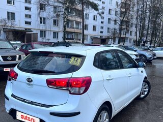 2015 Kia Rio III Рестайлинг, белый, 900000 рублей, вид 5