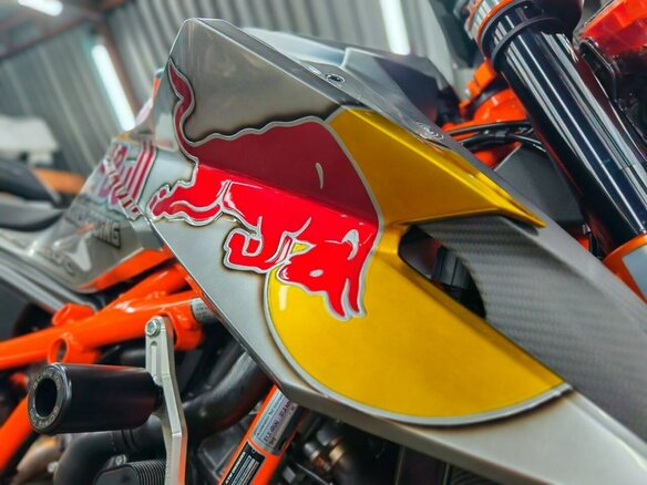 2021 KTM 1290 Super Duke R, серебристый, 1490000 рублей - вид 11