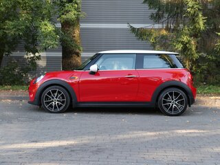 2018 Mini Hatch Cooper III (F55/F56) Рестайлинг, красный, 1700000 рублей, вид 4