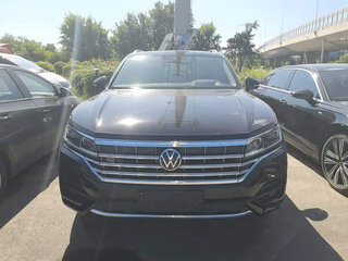 2023 Volkswagen Touareg III, чёрный, 6090605 рублей, вид 2