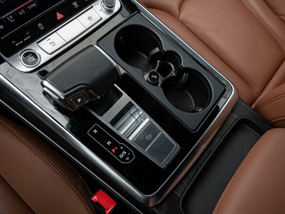 2021 Audi Q8 55 TFSI I (4M), белый, 7505000 рублей - вид 20