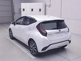 2022 Toyota Aqua II, белый, 1029000 рублей, вид 2