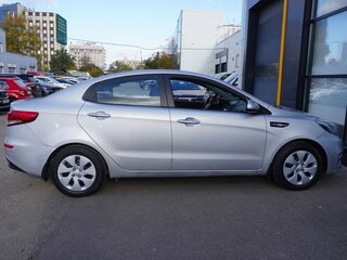 2016 Kia Rio III Рестайлинг, серебристый, 890000 рублей, вид 4