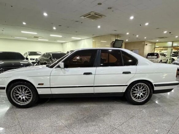 1995 BMW 5 серии 520i III (E34), белый, 2300000 рублей - вид 2