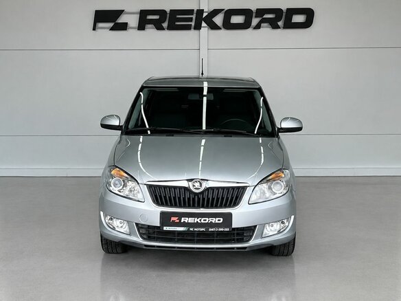 2013 Skoda Fabia II Рестайлинг, серебристый, 799000 рублей - вид 4