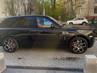 2023 Rolls-Royce Cullinan Black Badge I (Series I), чёрный, 45000000 рублей, вид 2