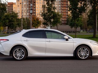2022 Toyota Camry VIII (XV70) Рестайлинг, белый, 3250000 рублей, вид 3