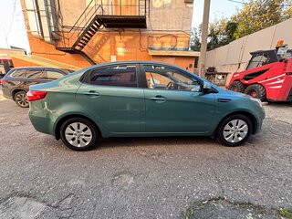 2013 Kia Rio 5-speed III, зелёный, 700000 рублей, вид 5