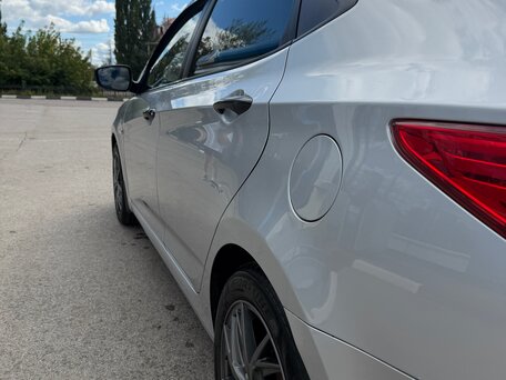 2014 Hyundai Solaris I Рестайлинг, серебристый, 790000 рублей, вид 2