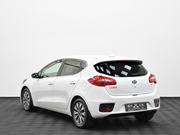 2017 Kia Ceed II Рестайлинг, белый, 1345000 рублей - вид 3