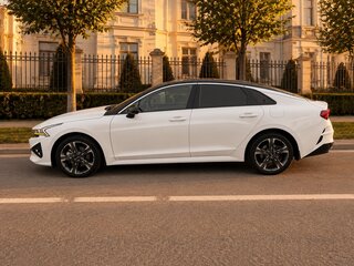 2021 Kia K5 III, белый, 2380000 рублей, вид 3
