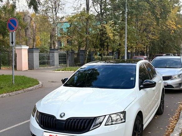 2017 Skoda Octavia III (A7) Рестайлинг, белый, 1650000 рублей - вид 1