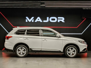 2020 Mitsubishi Outlander III Рестайлинг 3, белый, 2450000 рублей, вид 4