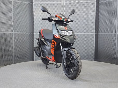 2025 Aprilia SR 125, чёрный, 243000 рублей, вид 3