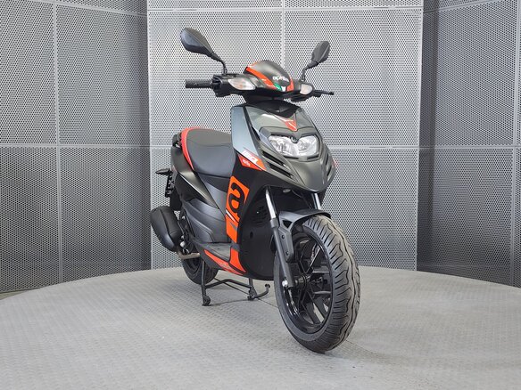 2025 Aprilia SR 125, чёрный, 243000 рублей - вид 2