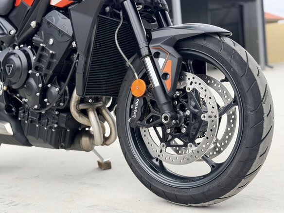 2025 Triumph Street Triple, оранжевый, 1230000 рублей - вид 10