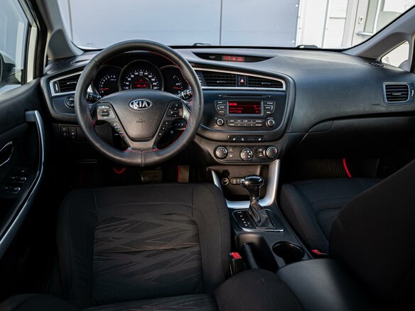 2017 Kia Ceed II Рестайлинг, белый, 1439000 рублей - вид 5