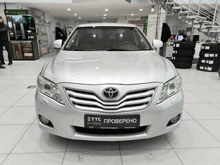 2011 Toyota Camry VI (XV40) Рестайлинг, серебристый, 1050000 рублей, вид 2