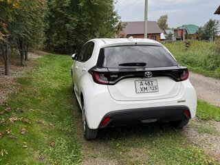 2021 Toyota Yaris IV, белый, 1050000 рублей, вид 5