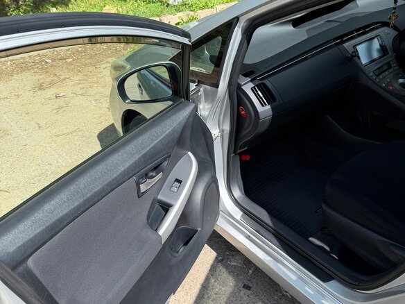 2013 Toyota Prius III Рестайлинг (XW30), серый, 1200000 рублей - вид 9