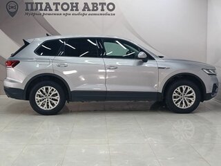 2019 Volkswagen Touareg III, серебристый, 3959000 рублей, вид 4