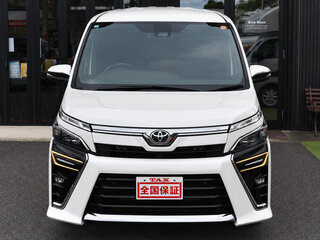 2021 Toyota Voxy III (R80) Рестайлинг, белый, 1750000 рублей, вид 1