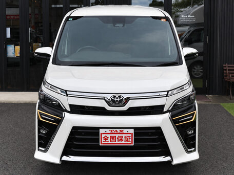 2021 Toyota Voxy III (R80) Рестайлинг, белый, 1750000 рублей, вид 1
