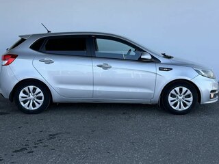 2016 Kia Rio III Рестайлинг, серебристый, 997000 рублей, вид 4