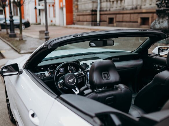 2017 Ford Mustang VI Рестайлинг, белый, 2250000 рублей - вид 36