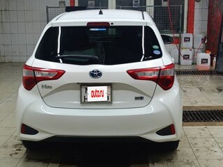2017 Toyota Vitz III (XP130) Рестайлинг 2, белый, 949000 рублей, вид 4