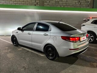 2016 Kia Rio III Рестайлинг, серебристый, 960000 рублей, вид 3
